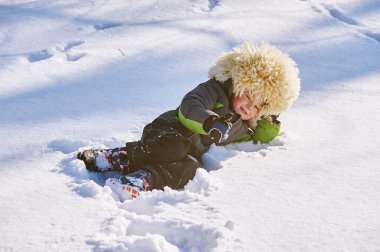 Tekerlek üzerinde bir kış Parkta yürümek