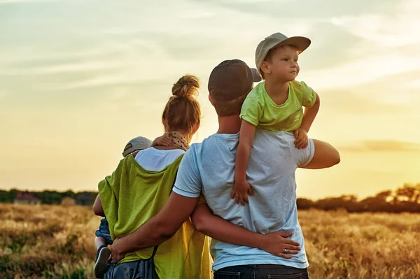 Joyeux famille aimante ! Le fils est assis sur l'épaule de son père — Photo