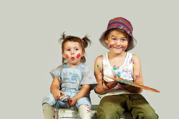 Веселые брат и сестра покрыты краской — стоковое фото