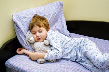 yumuşak oyuncak ile yatakta yalan pijama boy
