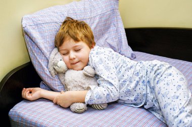 yumuşak oyuncak ile yatakta yalan pijama boy