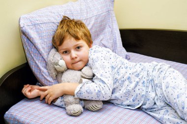 yumuşak oyuncak ile yatakta yalan pijama boy