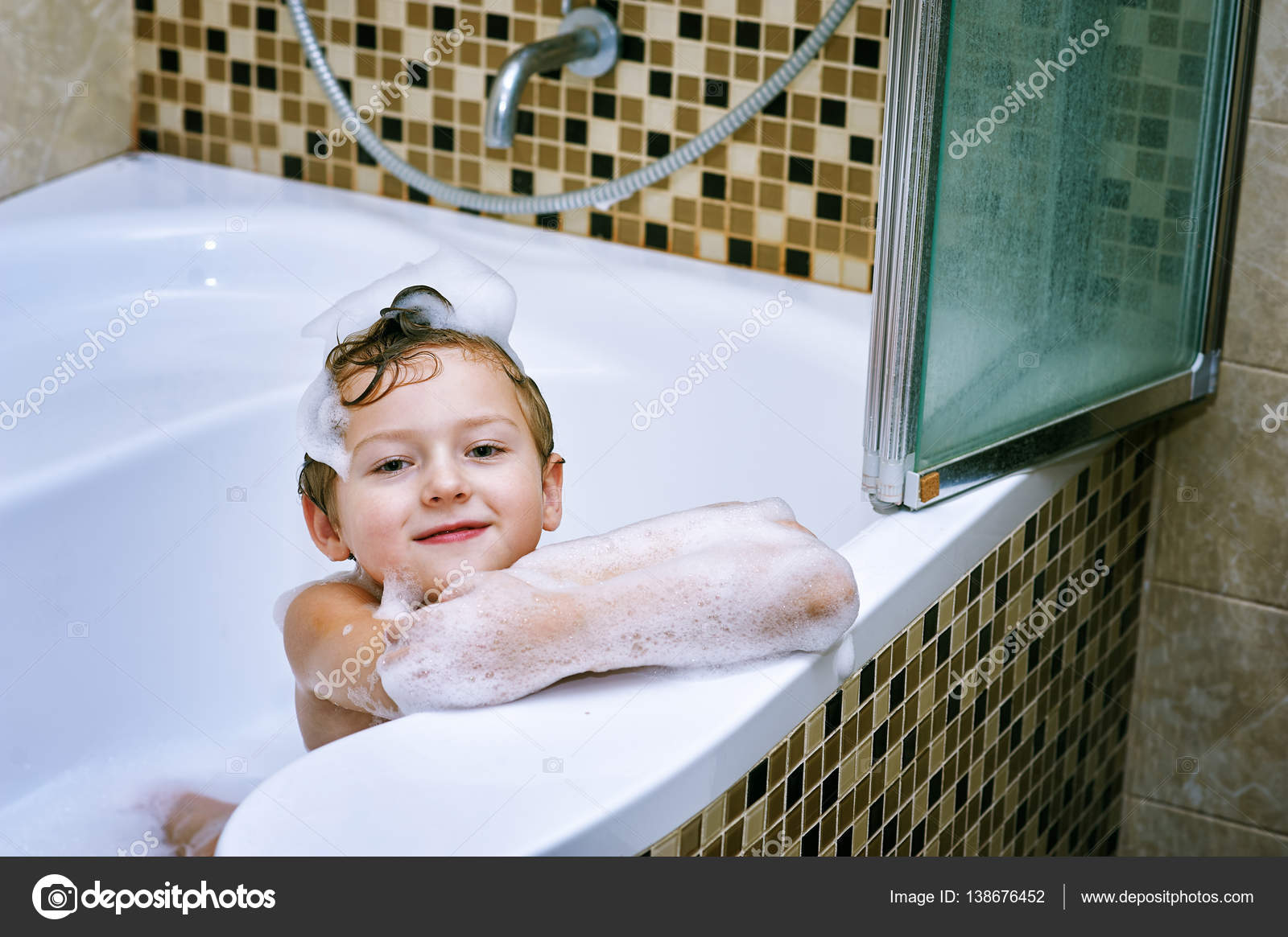 Gay Boy Nimmt Ein Bad Hygiene Und Korperpflege Stockfoto