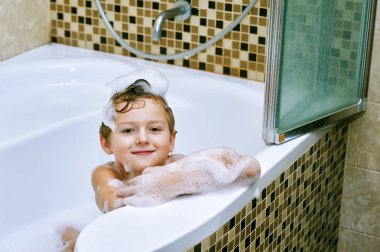Eşcinsel çocuk banyo alır. Hijyen ve vücut bakımı