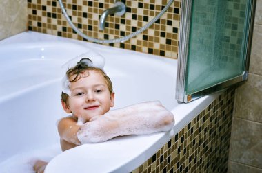 Eşcinsel çocuk banyo alır. Hijyen ve vücut bakımı