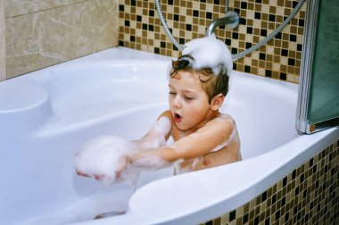 Eşcinsel çocuk banyo alır. Hijyen ve vücut bakımı