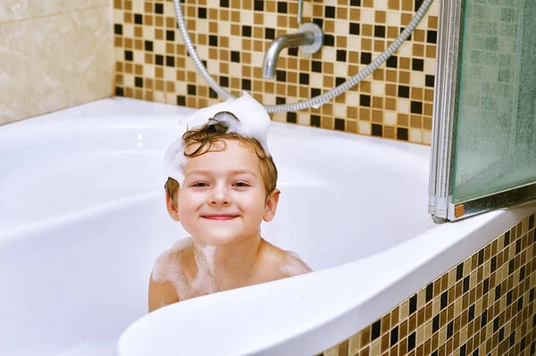 Eşcinsel çocuk banyo alır. Hijyen ve vücut bakımı