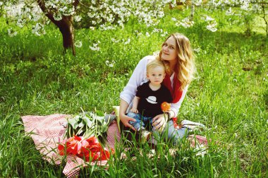 Oğlumla bahar Park genç bir anne