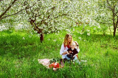 Oğlumla bahar Park genç bir anne