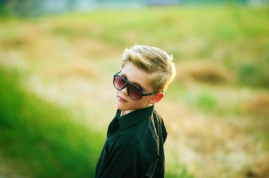 Güzel çocuk alanında bir yolda poz