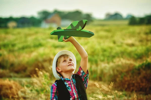 Хлопчик грає з літаком. Мрії стати пілотом — стокове фото