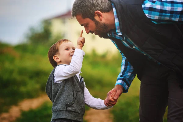 Père tenant la main d'un petit enfant — Photo