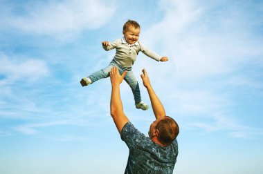 bir anne-baba onun elele çocuk ile çalış