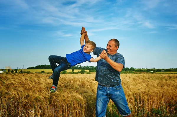 Un parent joue avec l'enfant tenant ses mains — Photo