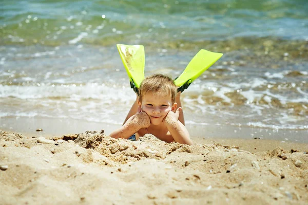 Il ragazzo sulla spiaggia con un boccaglio e pinne — Foto Stock