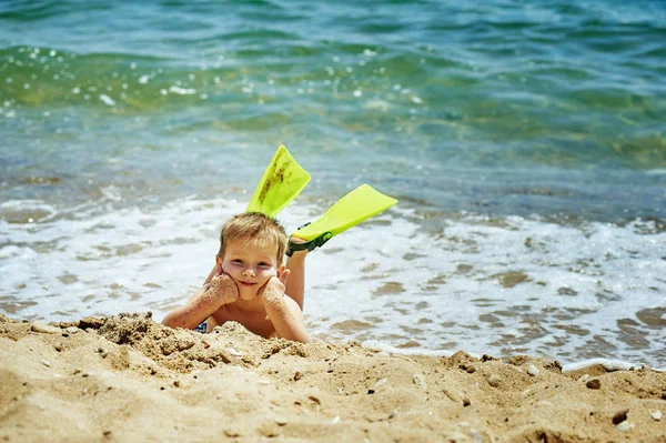 El chico en la playa con un snorkel y aletas — Foto de Stock