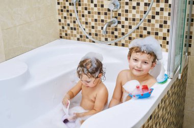 Banyoda oynayan çocuk. Kardeş su yordamlar zevk