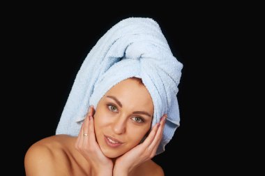 Havlu koyu arka plan üzerinde güzel ve genç birbayan. Vücut Bakımı