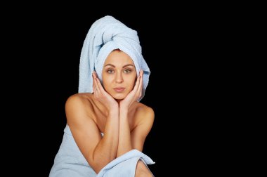 Havlu koyu arka plan üzerinde güzel ve genç birbayan. Vücut Bakımı