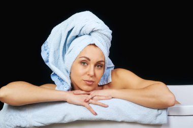 Havlu koyu arka plan üzerinde güzel ve genç birbayan. Vücut Bakımı