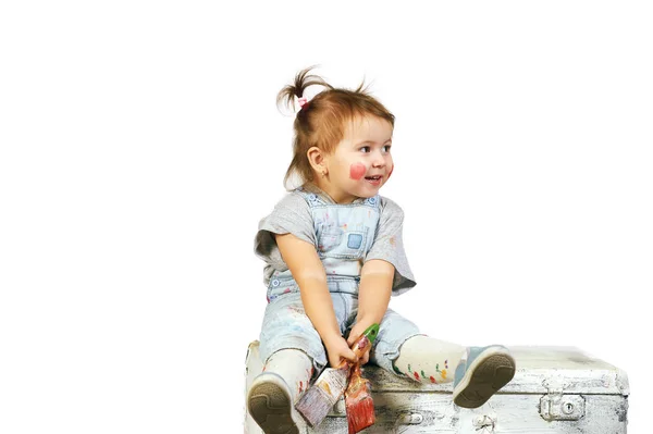 A menina untada com tinta, isolada sobre fundo branco — Fotografia de Stock