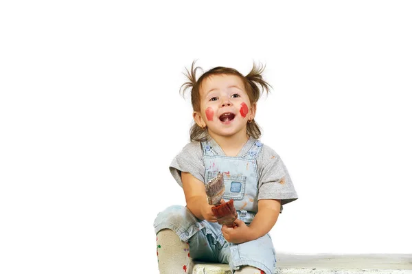 A menina untada com tinta, isolada sobre fundo branco — Fotografia de Stock