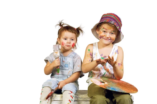 Діти малюють яскравими кольорами. На ізольованому тлі — стокове фото