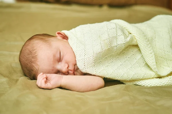 Portret dziewczyny noworodka, owinięte w szalik — Zdjęcie stockowe