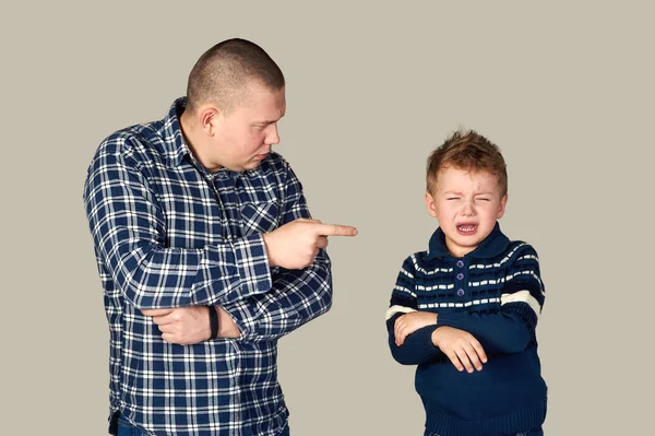 Padre castiga a hijo. Educación  . — Foto de Stock