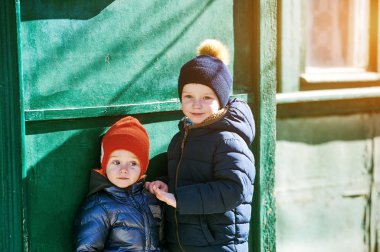 yolda çocuklar. İki kardeş