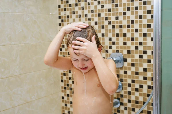 Kinderen in de badkamer — Stockfoto