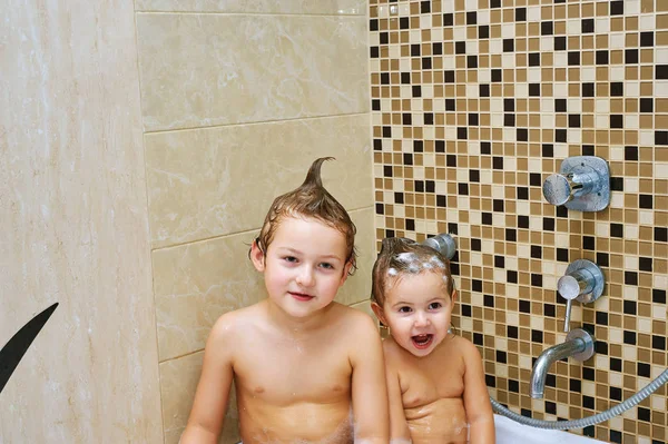 Kinderen in de badkamer — Stockfoto