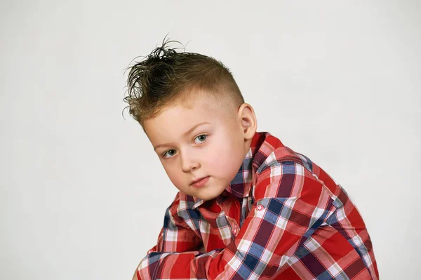 Стильний хлопчик з модною зачіскою — стокове фото