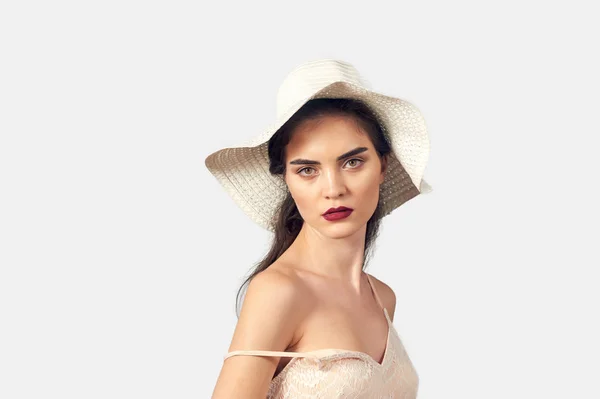 Ritratto elegante di una ragazza in cappello, primo piano — Foto Stock
