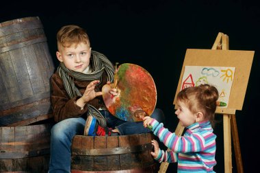 Çocuk sanatçı paleti ve fırçalar. Retro portre