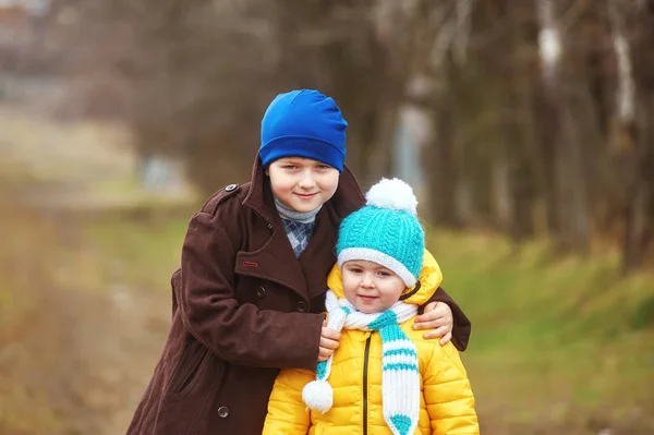 孩子们对春天散步。弟弟和妹妹开心 . — 图库照片