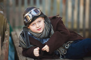 bir çocuk sokakta şık retro portresi. Şık bahar moda kavramı