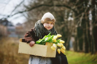 Çocuk yayı Lale ile tutar