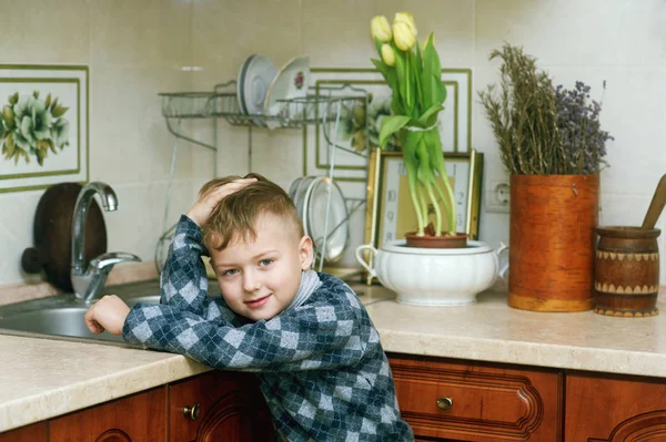De kleine jongen in de keuken. Portret binnenshuis — Stockfoto