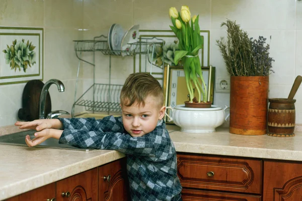 台所の小さな少年。屋内の肖像画 ストック写真