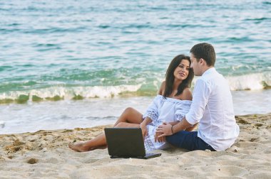 Deniz kıyısında genç Romantik Çift