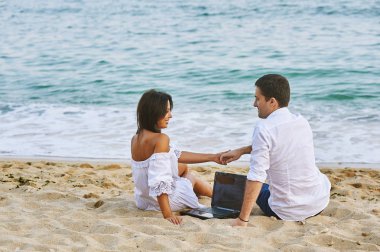 Deniz kıyısında genç Romantik Çift