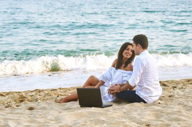 Deniz kıyısında genç Romantik Çift