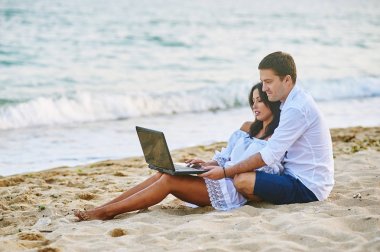 Deniz kıyısında genç Romantik Çift