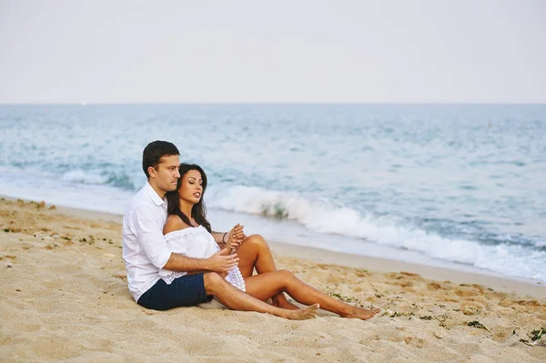Ρομαντικό ζευγάρι στην ακτή της θάλασσας — Φωτογραφία Αρχείου