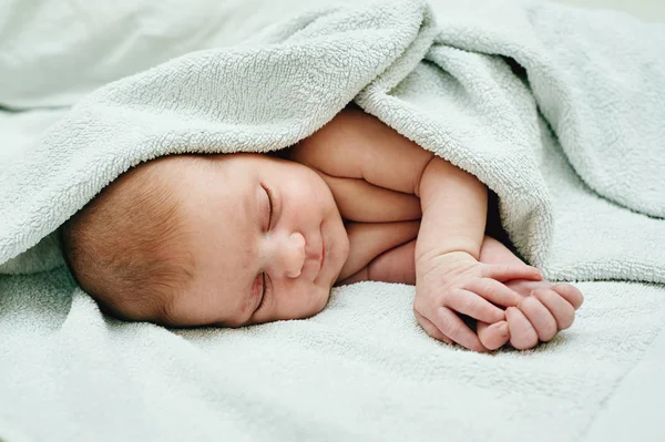 Retrato de uma menina recém-nascida. Dormir, close-up — Fotografia de Stock