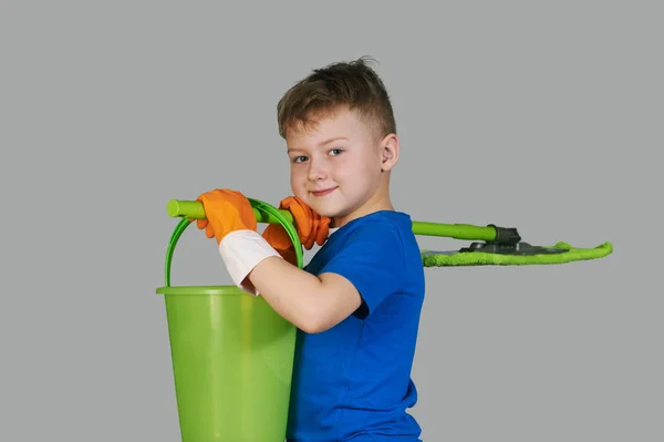 Um rapaz com um MOP e um balde. Pequeno ajudante.  . — Fotografia de Stock