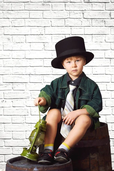 Portret van stijlvolle jongen in retro stijl — Stockfoto