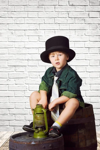 Portret van stijlvolle jongen in retro stijl — Stockfoto