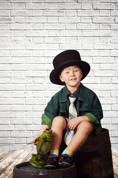 Портрет стильного мальчика в стиле ретро Лицензионные Стоковые Фото